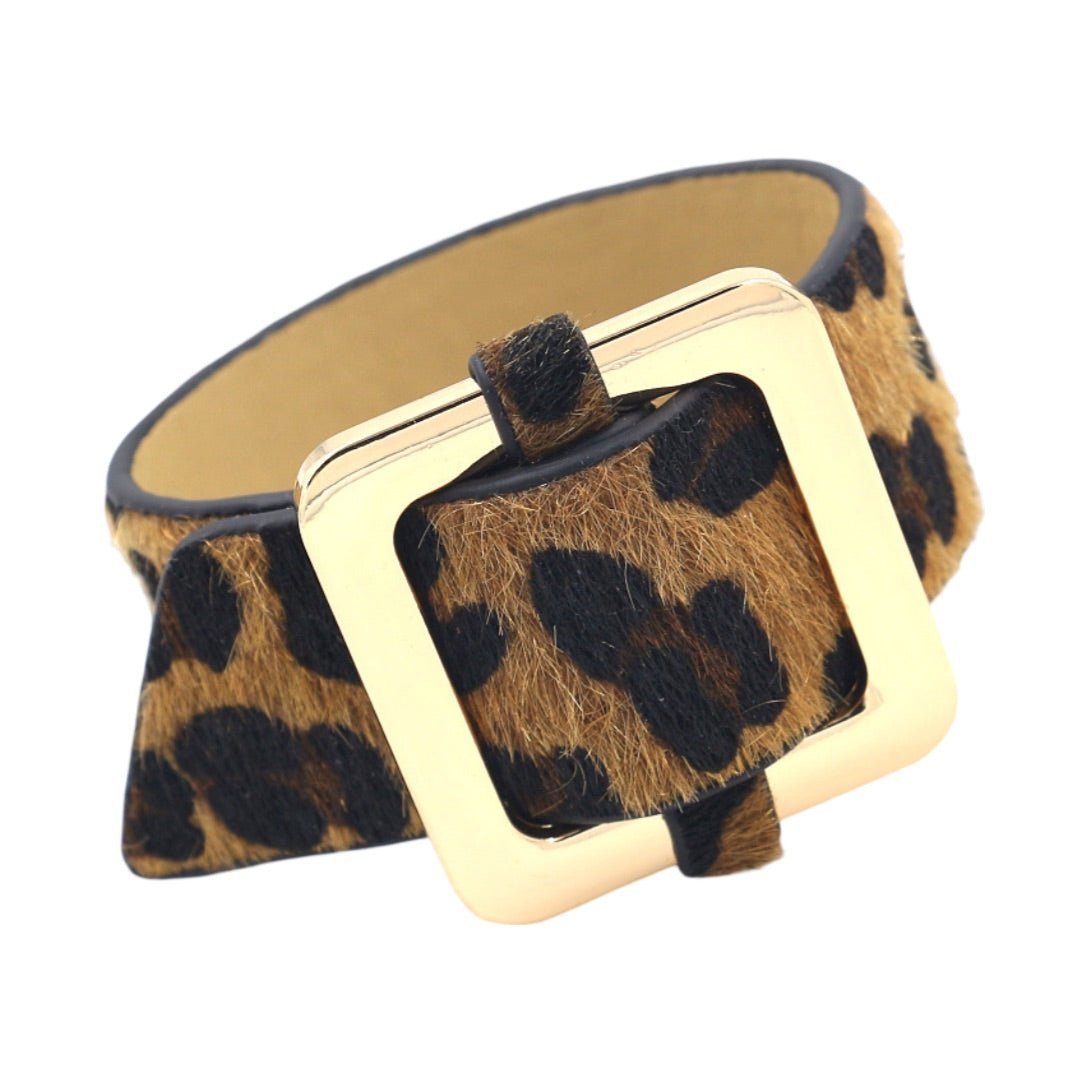 Bracelet large femme en cuir effet léopard marron avec boucle carrée dorée.