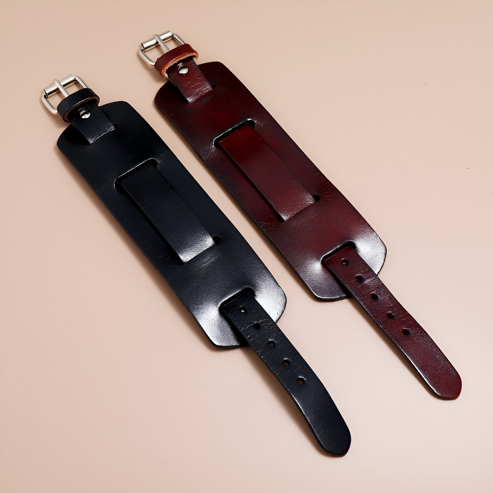 Bracelet large en cuir noir à boucle ardillon argentée pour homme .