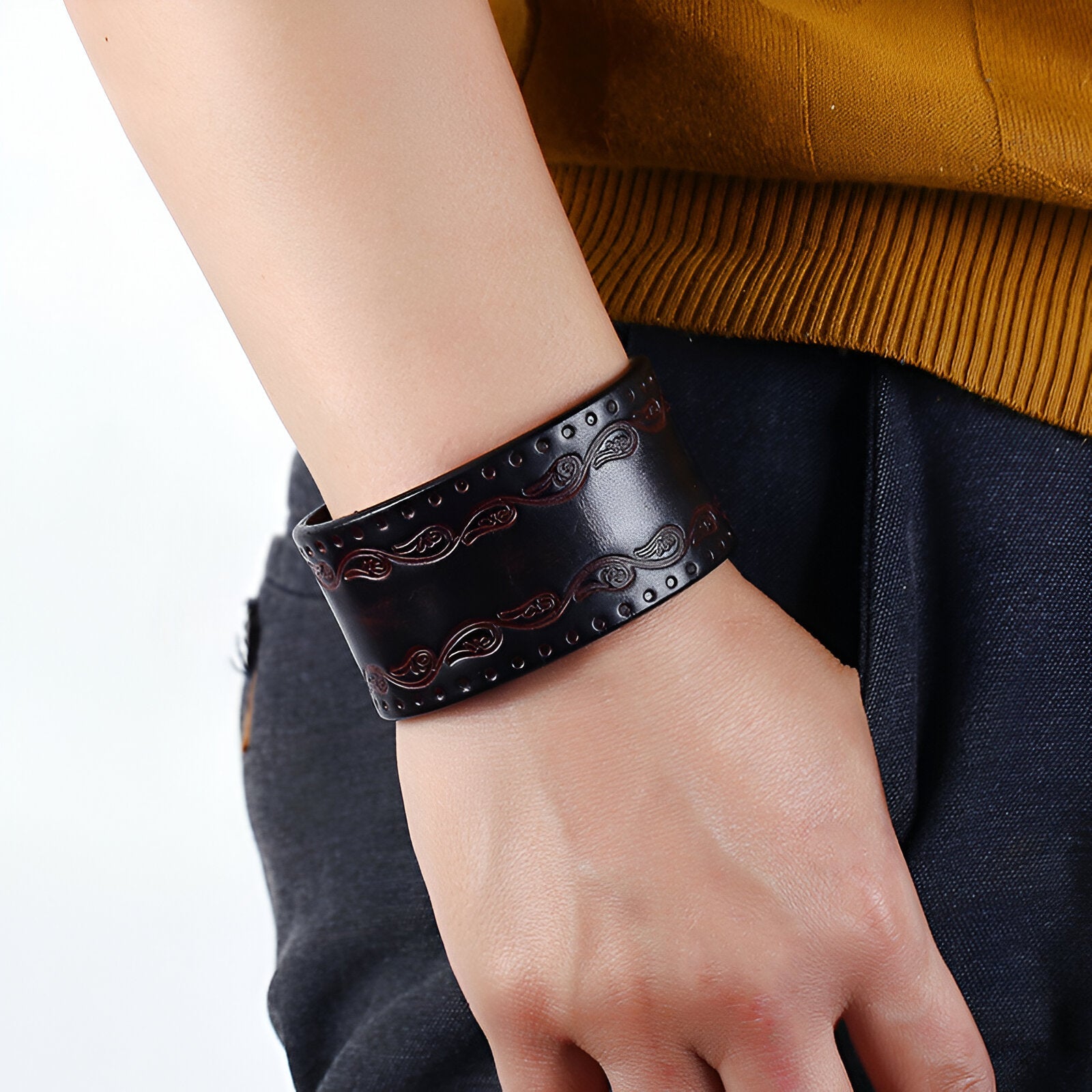 Bracelet large en cuir café avec gravures western pour homme, modèle Echo, finition brillante.