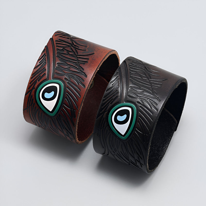 Bracelet large en cuir noir avec motif œil floral bleu et gravures texturées; modèle Faron .