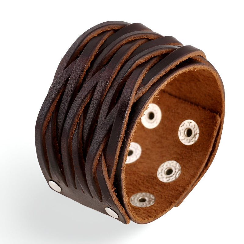 Bracelet large en cuir café texturé avec lanières entrelacées et fermeture à boutons-pression en métal.