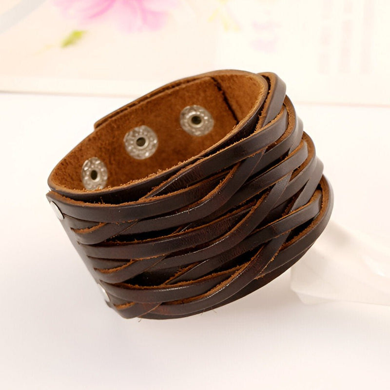 Bracelet large homme en cuir café entrelacé avec fermoir à pressions en métal argenté.