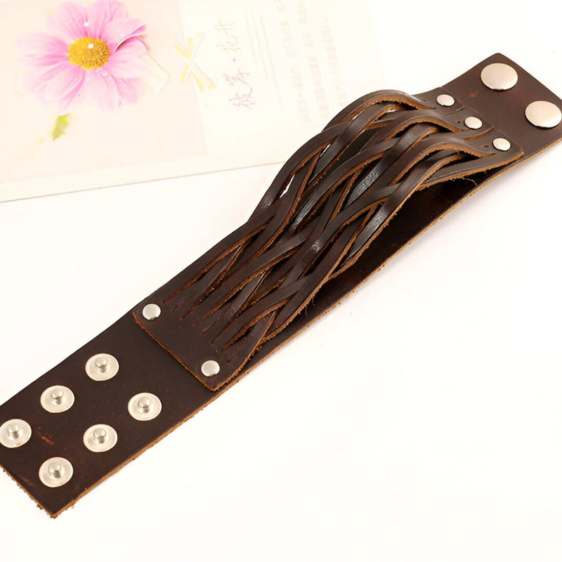 Bracelet large en cuir café texturé avec tressage original et fermeture à boutons-pression en métal pour homme.