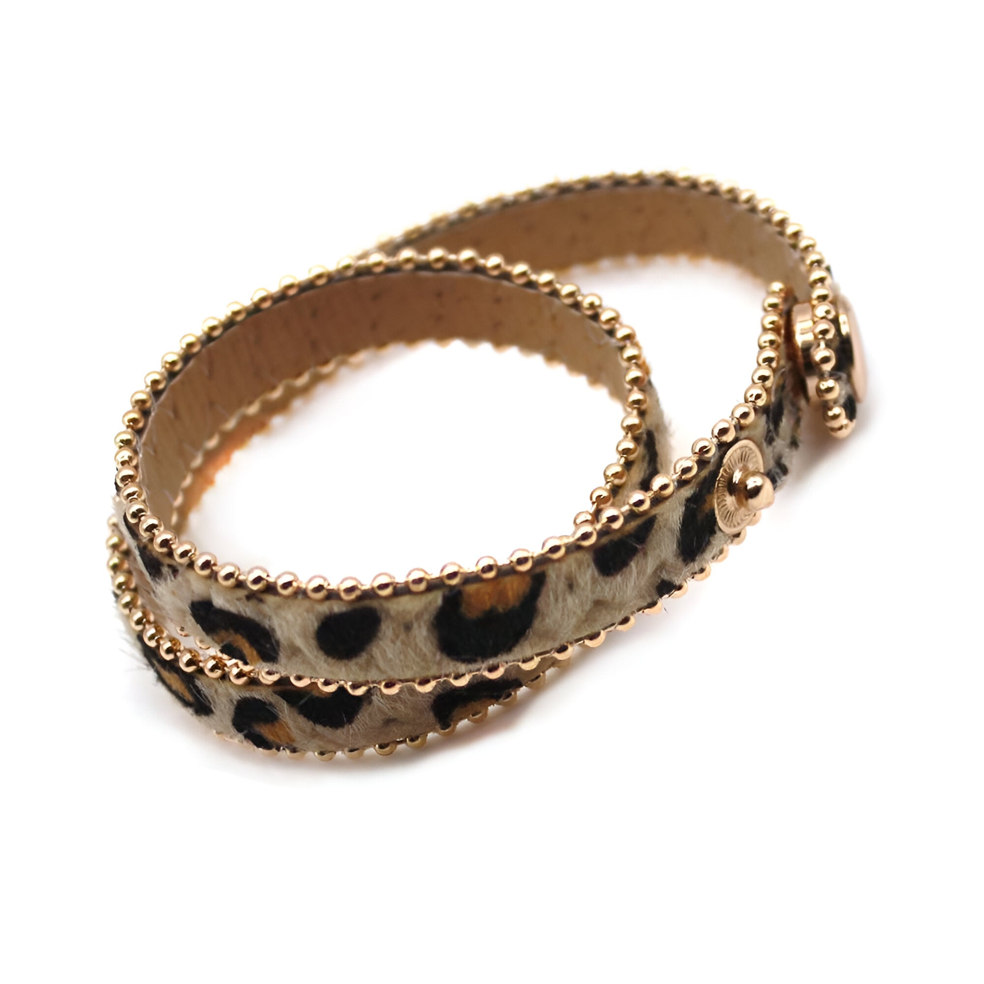 Bracelet double tour en microfibre marron imprimé léopard avec bords perlés dorés.