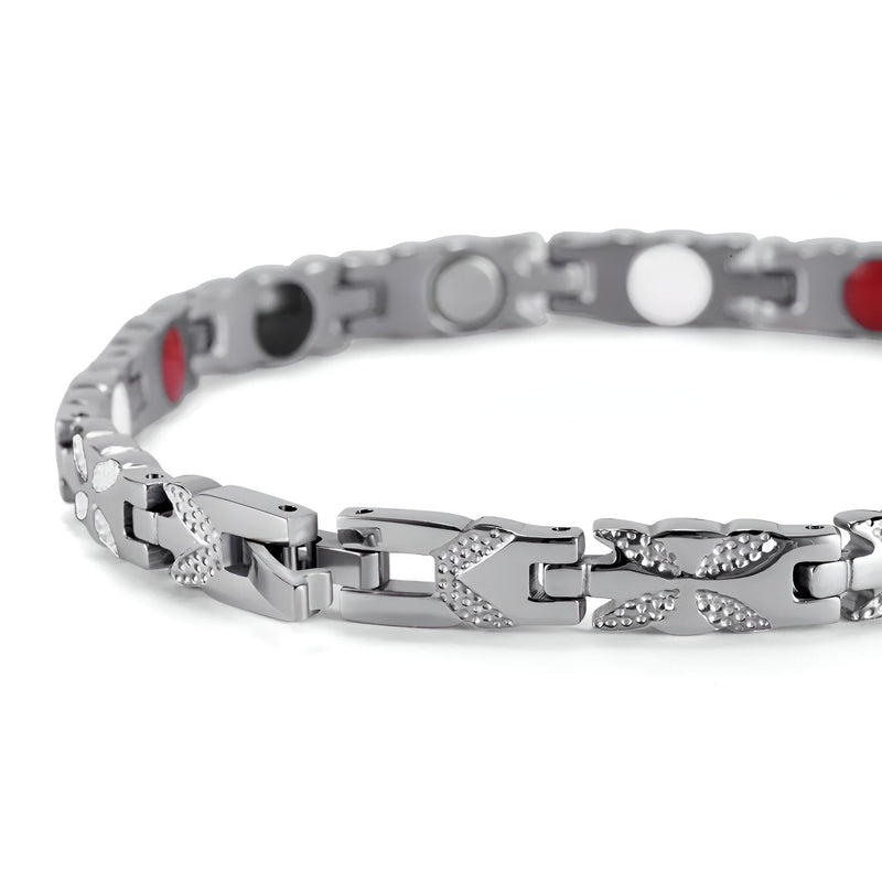Bracelet magnétique en titane argenté pour femme avec maillons ornés de petits cristaux.