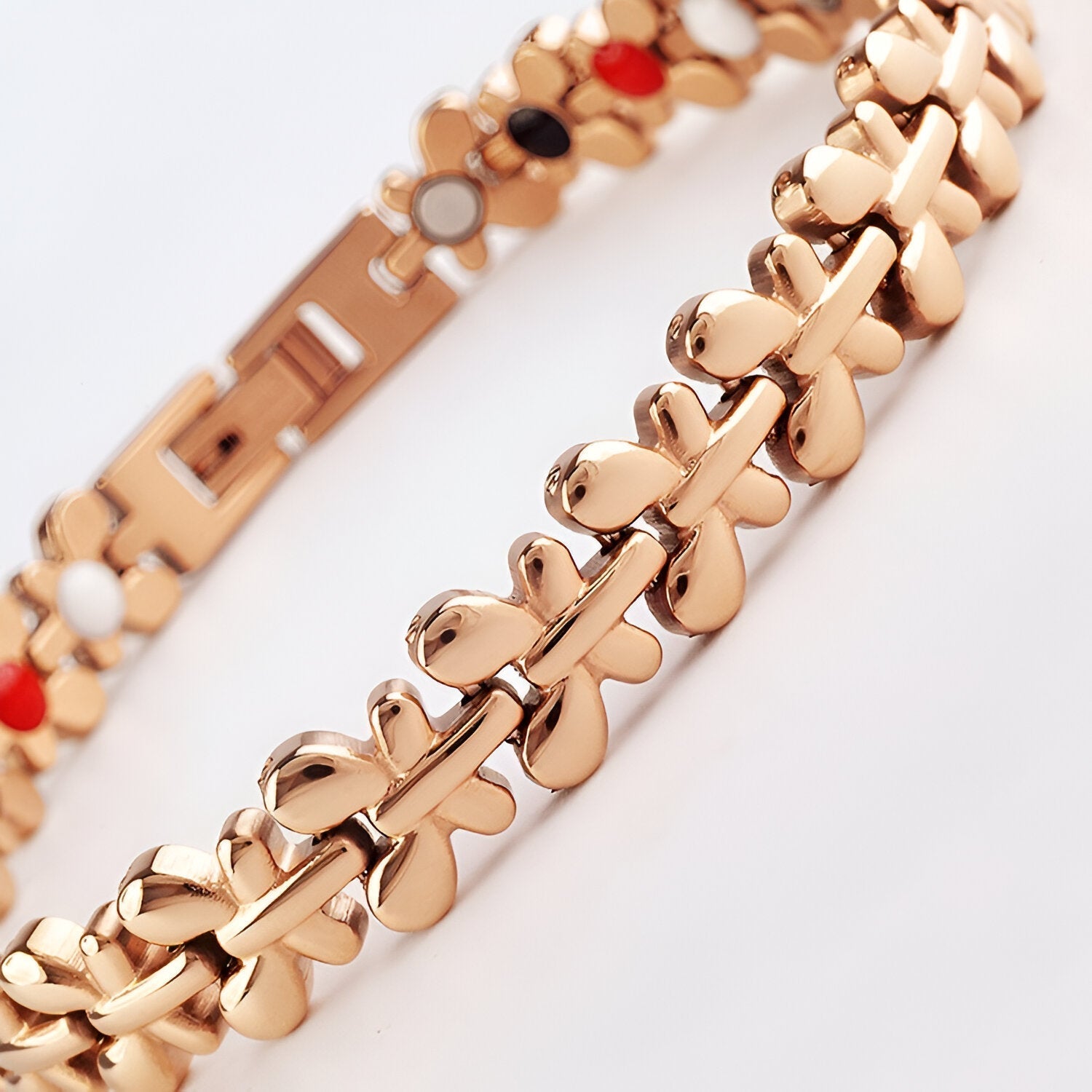 Bracelet magnétique Idunn en acier inoxydable or rosé avec maillons en forme de trèfle.