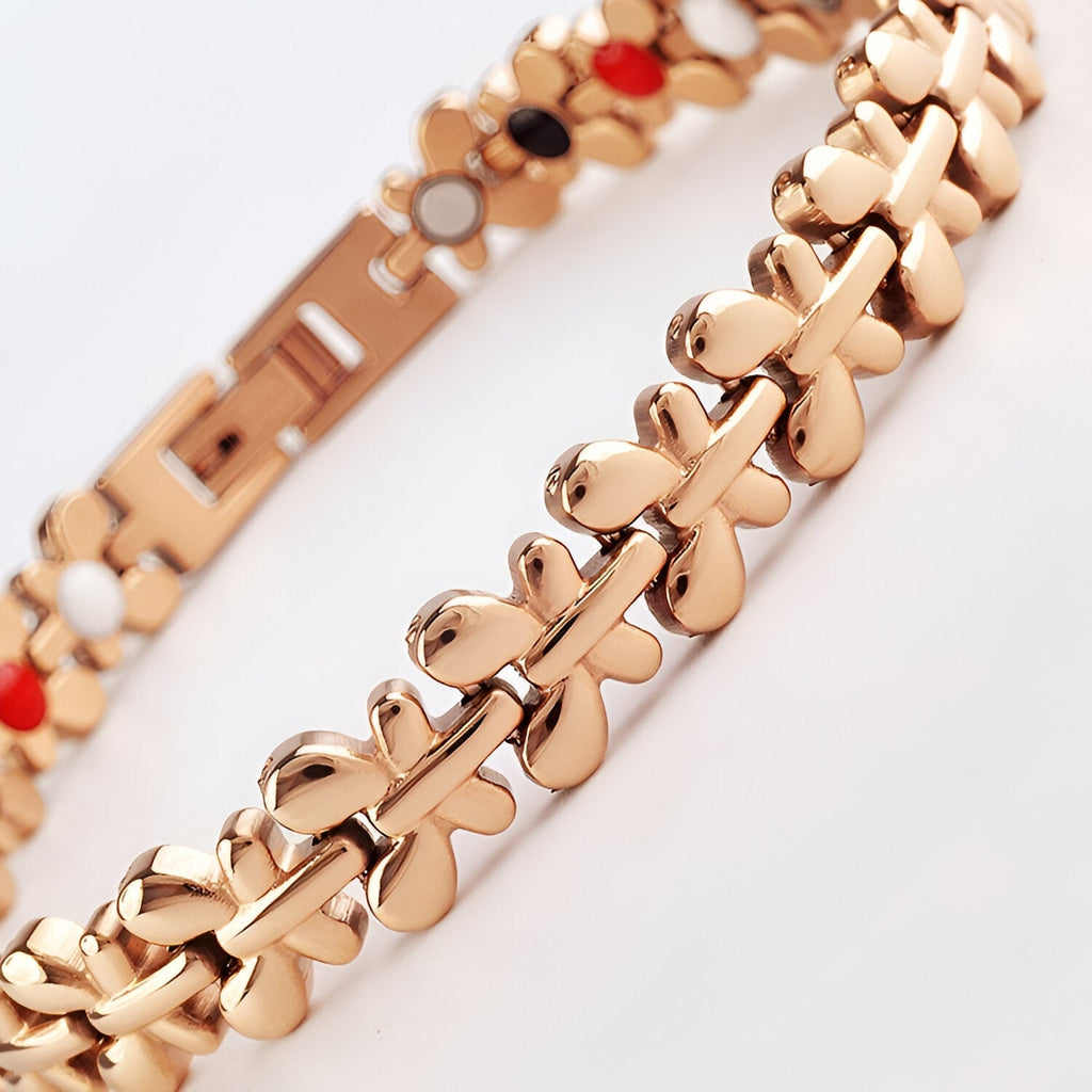 Bracelet magnétique Idunn en acier inoxydable or rosé avec maillons en forme de trèfle.