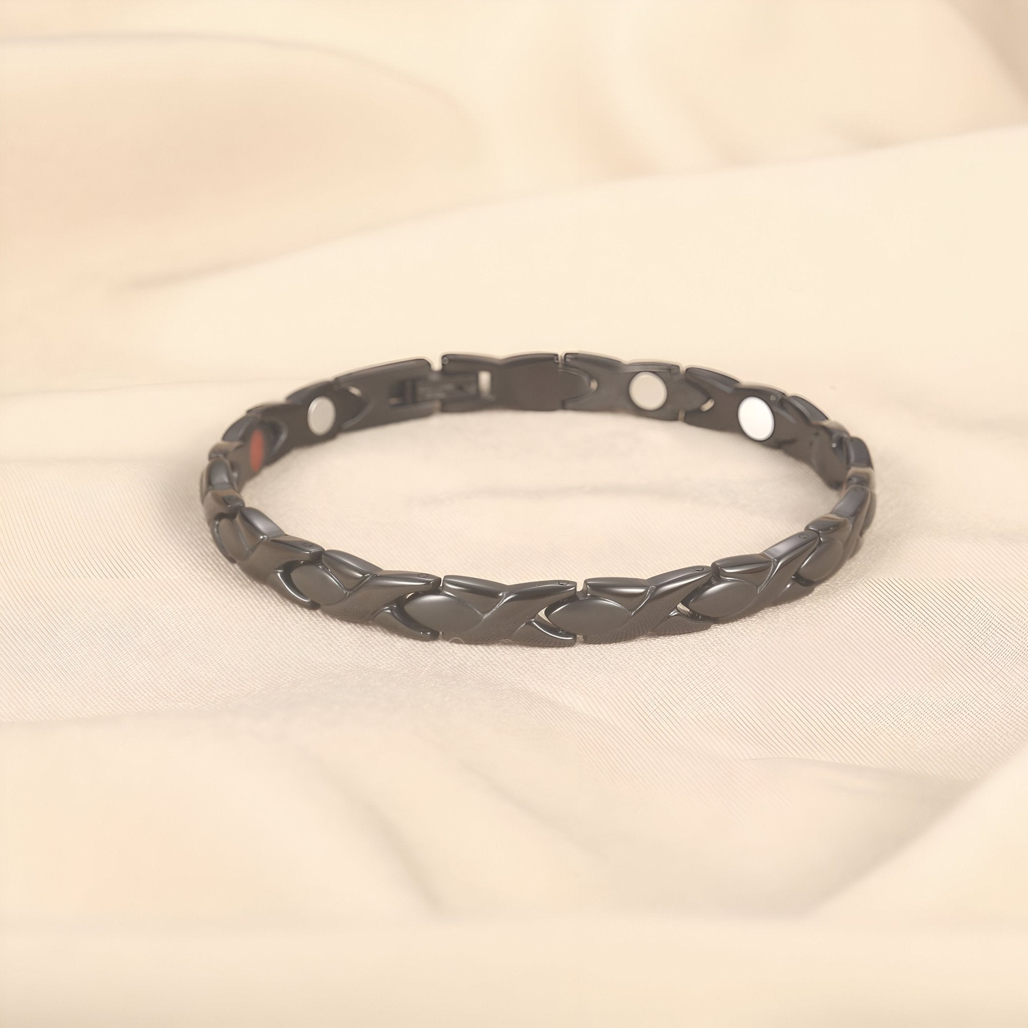 Bracelet magnétique titane noir avec maillons plats et incrustations de tourmalines.