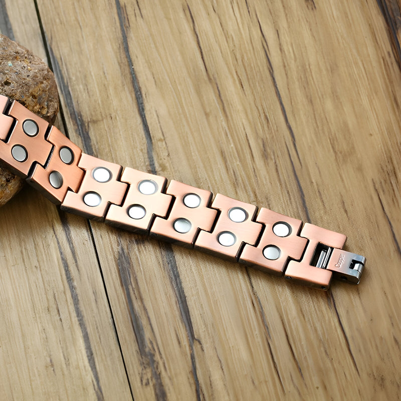 Bracelet magnétique en cuivre bronze avec motifs antiques carrés et pastilles métalliques, pour homme.