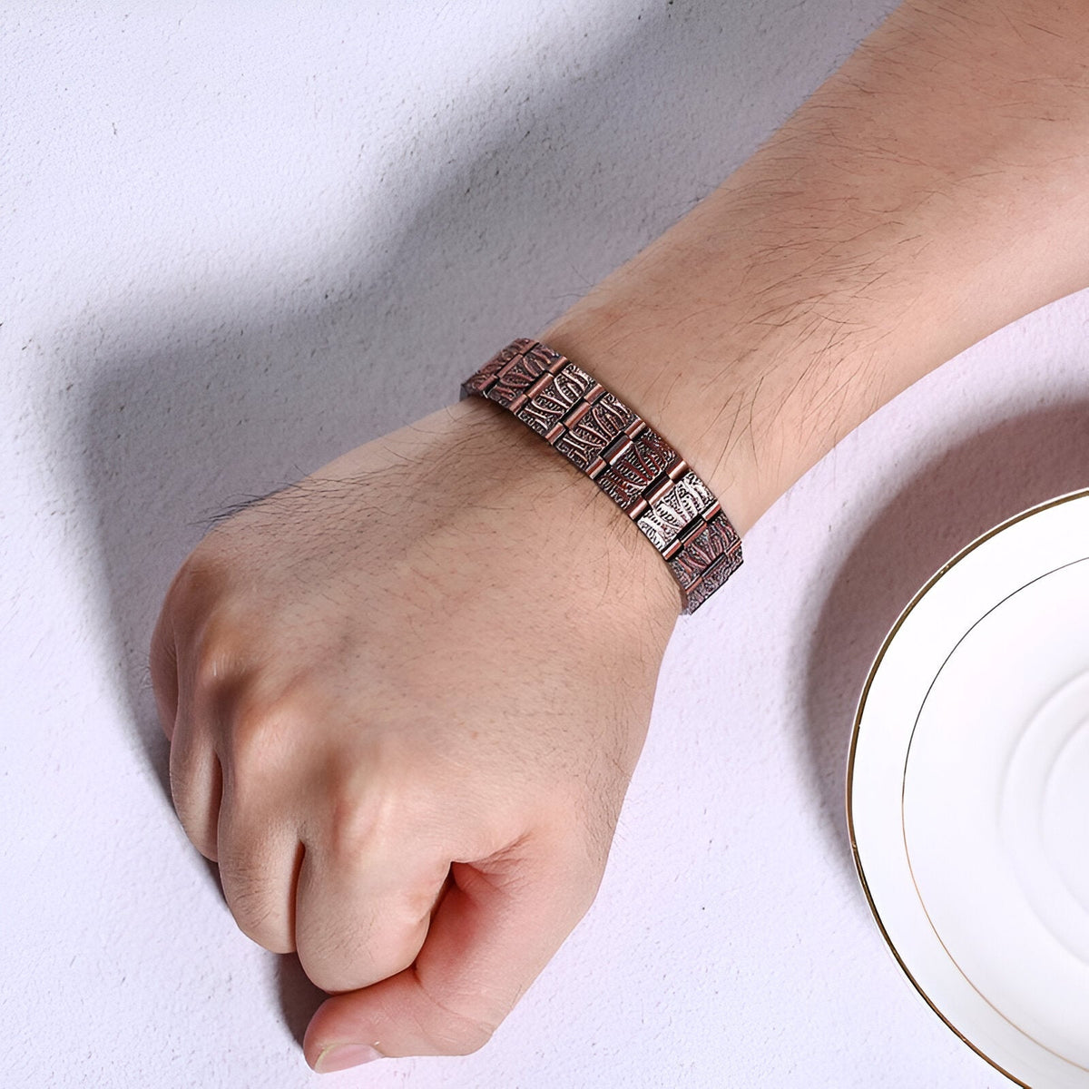Bracelet magnétique en cuivre bronze pour homme avec motifs antiques gravés.