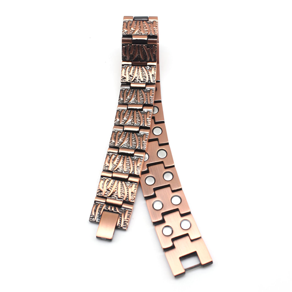 Bracelet magnétique en cuivre bronze avec motifs antiques gravés, style masculin robuste.