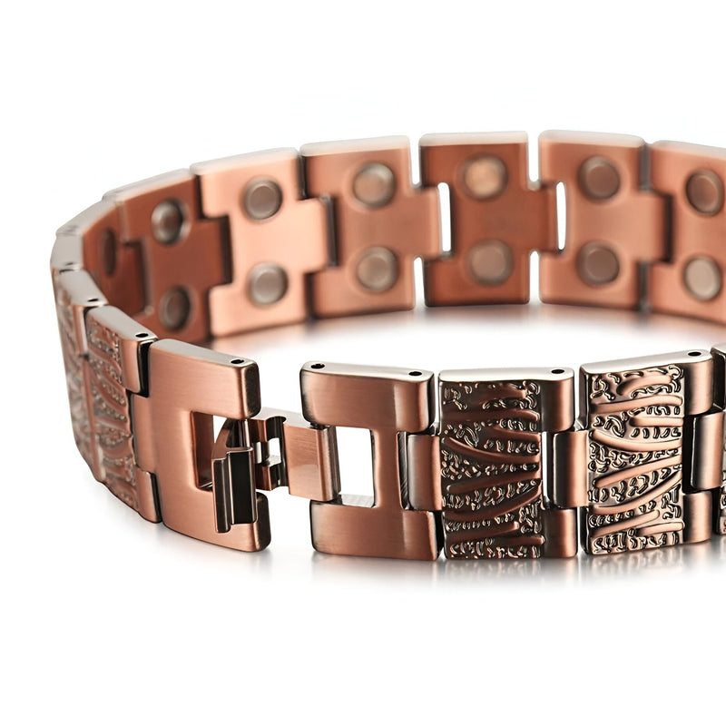 Bracelet magnétique en cuivre bronzé pour homme avec motifs antiques gravés et maillons articulés.