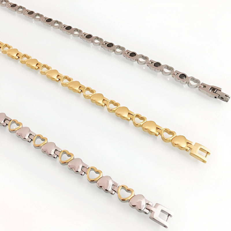 Bracelet magnétique en titane pour femme avec maillons cœurs en argent, or et or rosé.