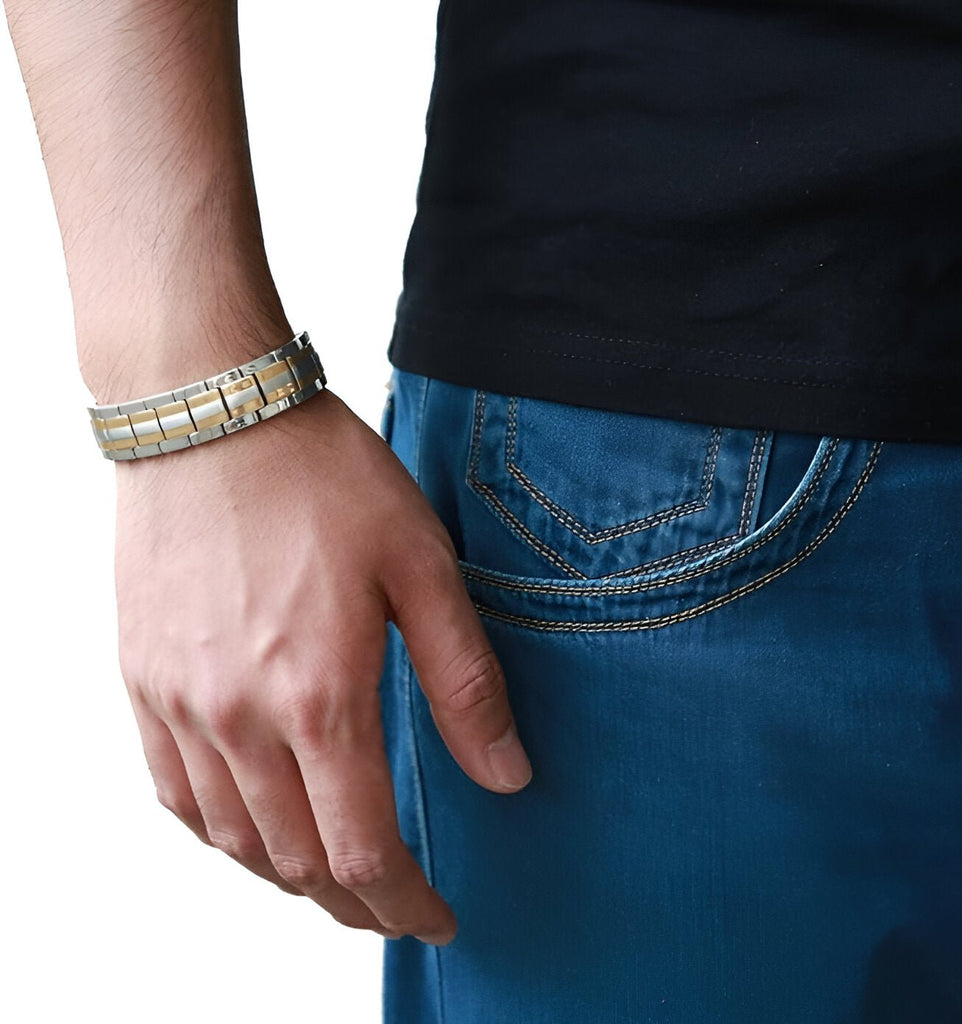 Bracelet magnétique en acier inoxydable argenté pour homme, style large et segmenté.