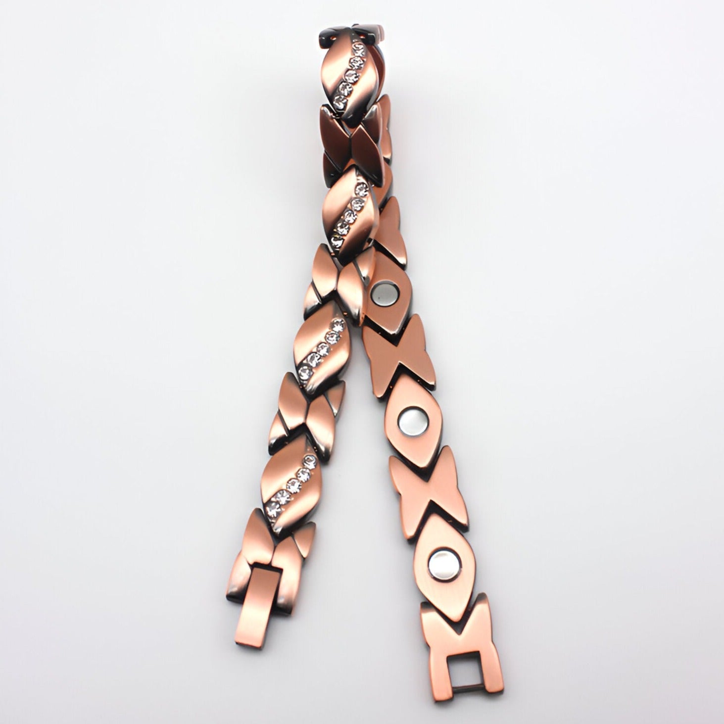 Bracelet femme magnétique en cuivre bronze à maillons géométriques ornés de petits cristaux.