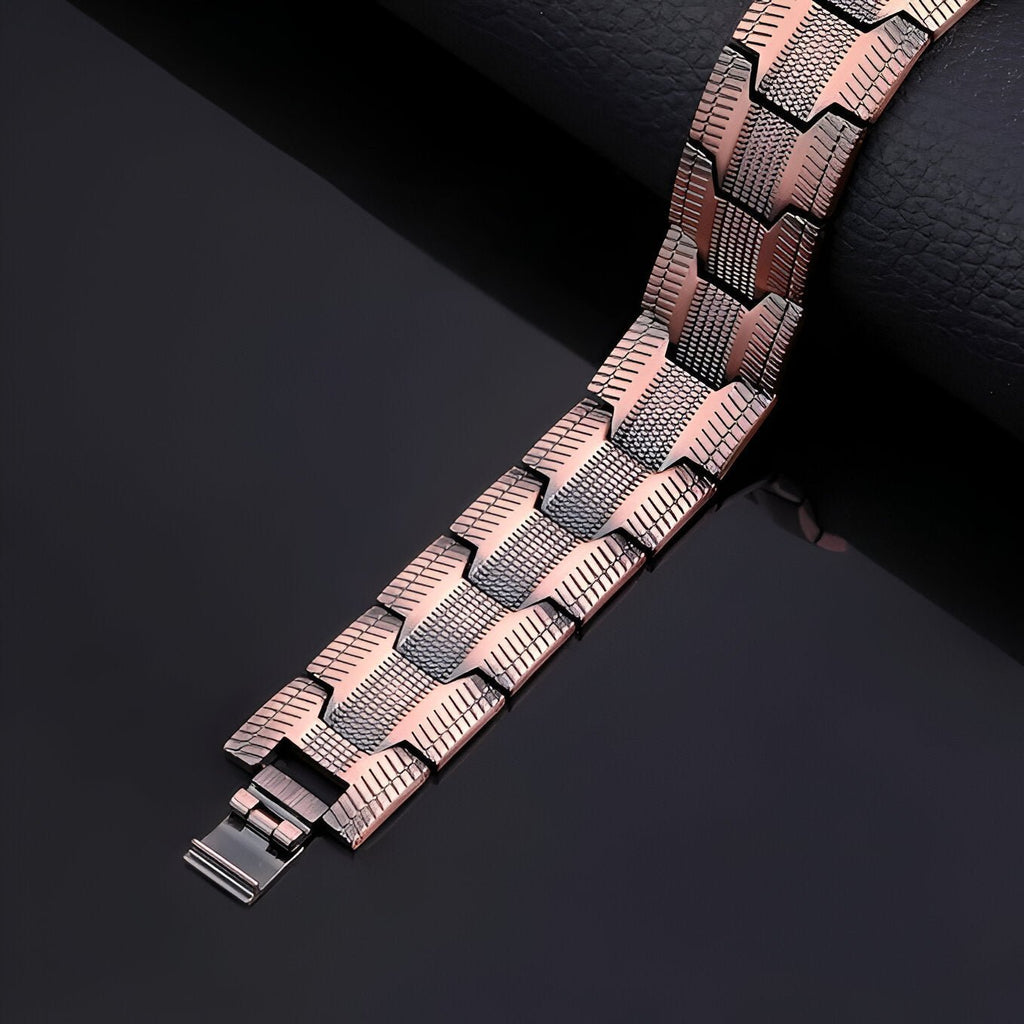 Bracelet magnétique homme en cuivre bronze avec maillons larges texturés et fermeture déployante.