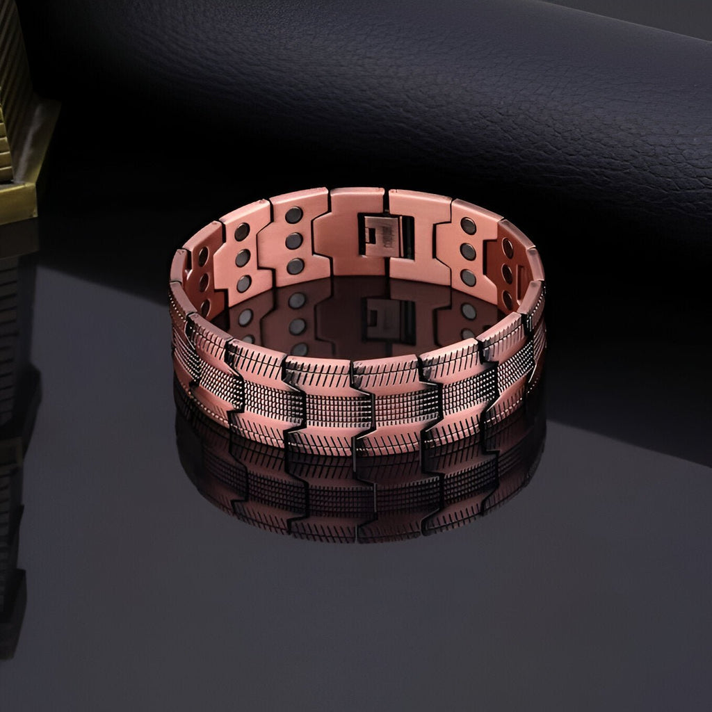 Bracelet magnétique homme en cuivre bronze avec maillons larges et design gravé géométrique.
