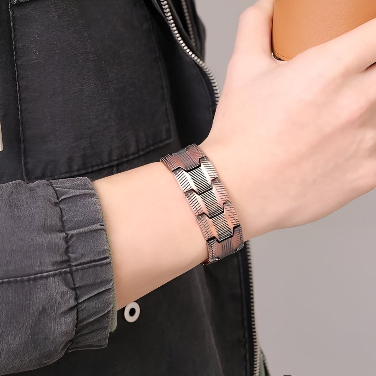 Bracelet magnétique en cuivre bronze pour homme avec maillons larges et design texturé.