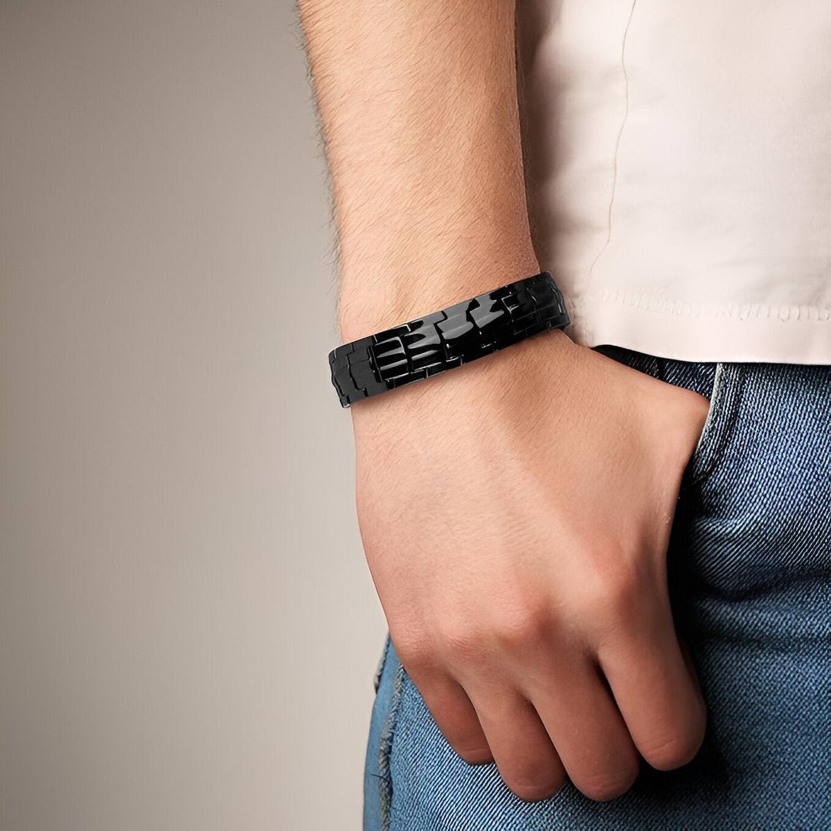 Bracelet magnétique homme en cuivre noir finition mate style contemporain sur poignet.
