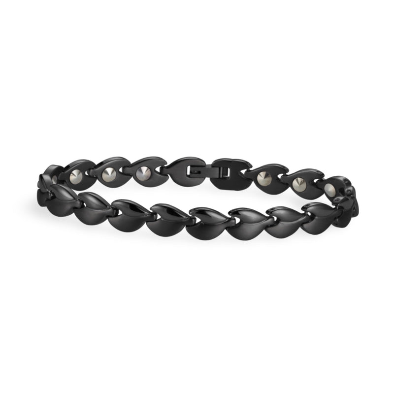 Bracelet magnétique pour femme en maillons noirs larges avec 5 pastilles argentées visibles.