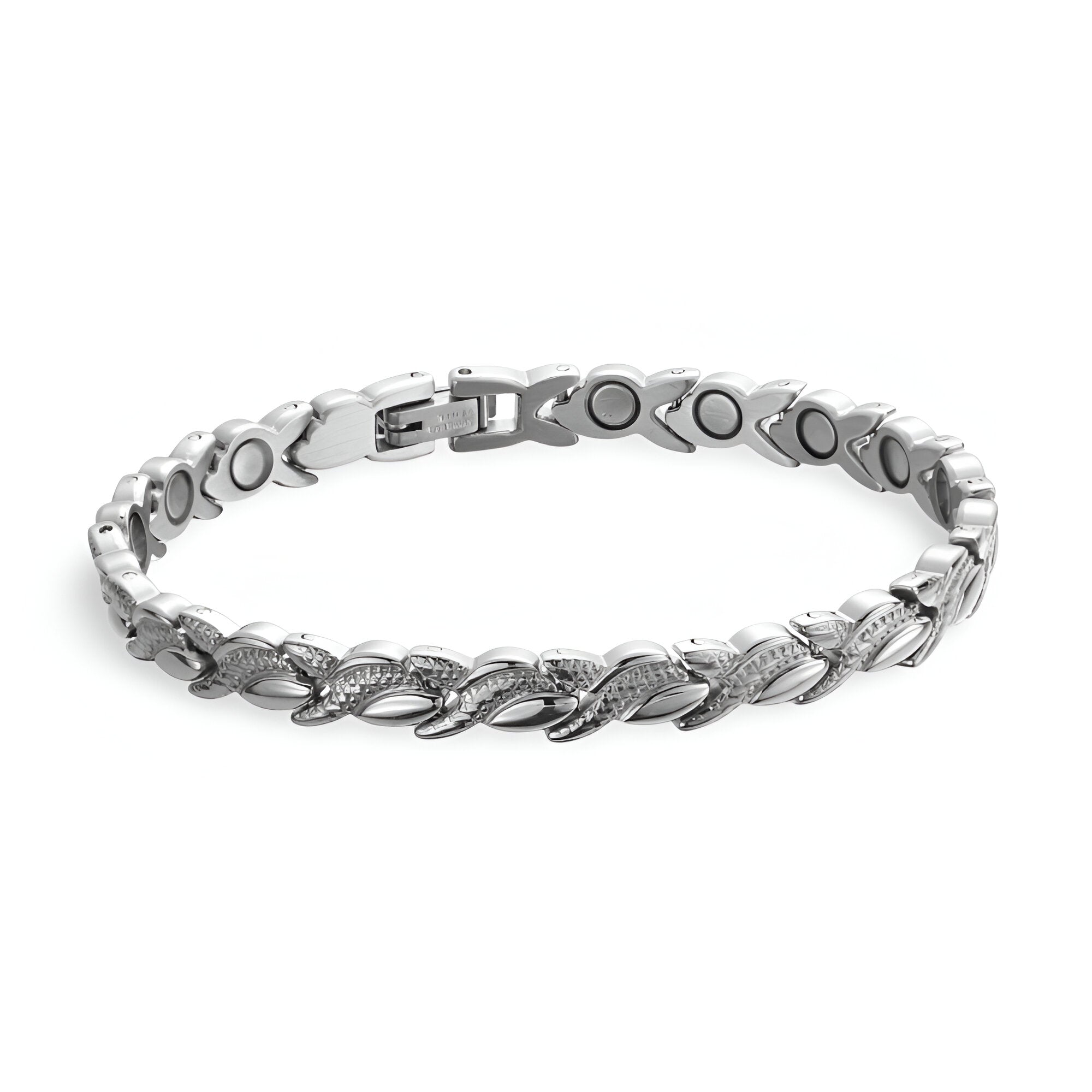 Bracelet magnétique en titane argenté pour femme avec maillons entrelacés élégants.