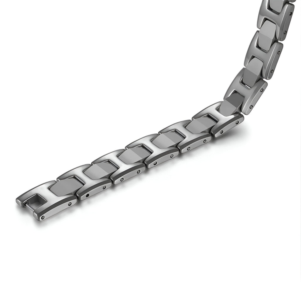 Bracelet pour homme en titane argenté à maillons larges et finition mate.