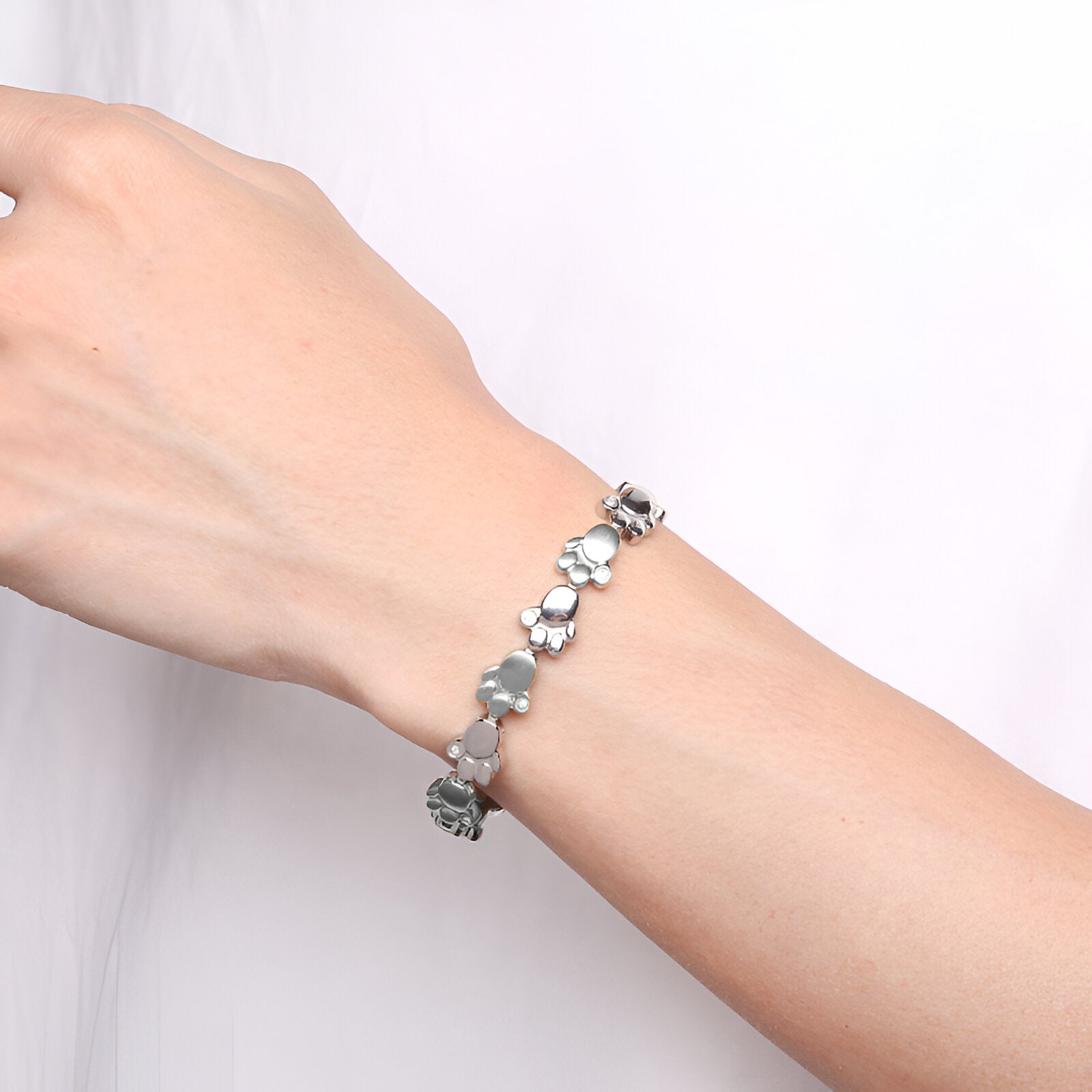 Bracelet magnétique pour homme en titane argenté avec motifs de pattes d'animal, modèle Hervor.