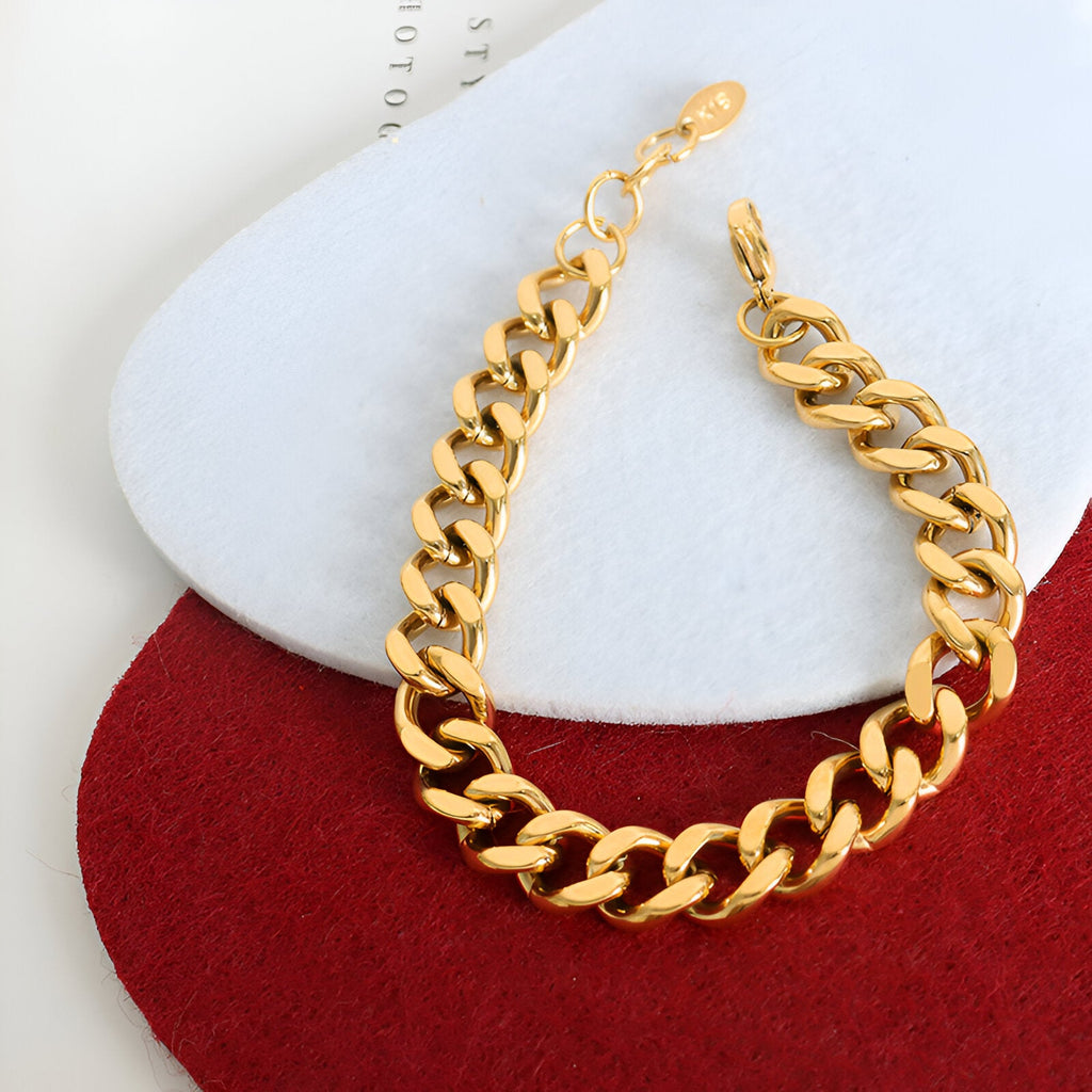 Bracelet maille cubaine en titane plaqué or brillant avec fermoir arrondi élégant.