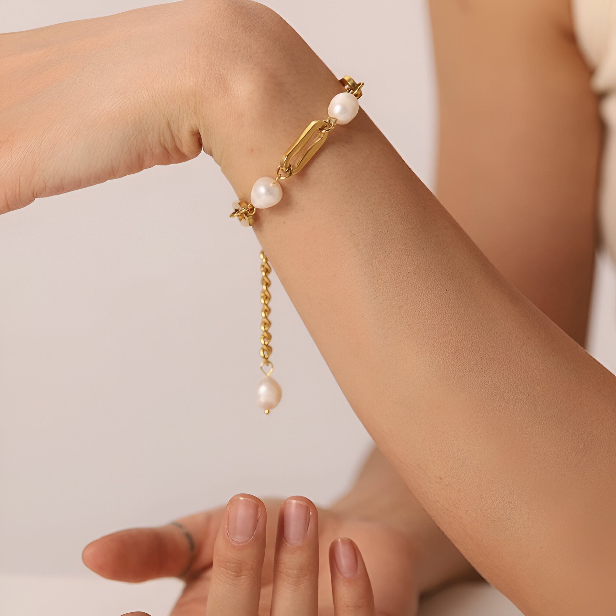 Bracelet or avec maillons ovales et perles d'eau douce, design élégant et raffiné.