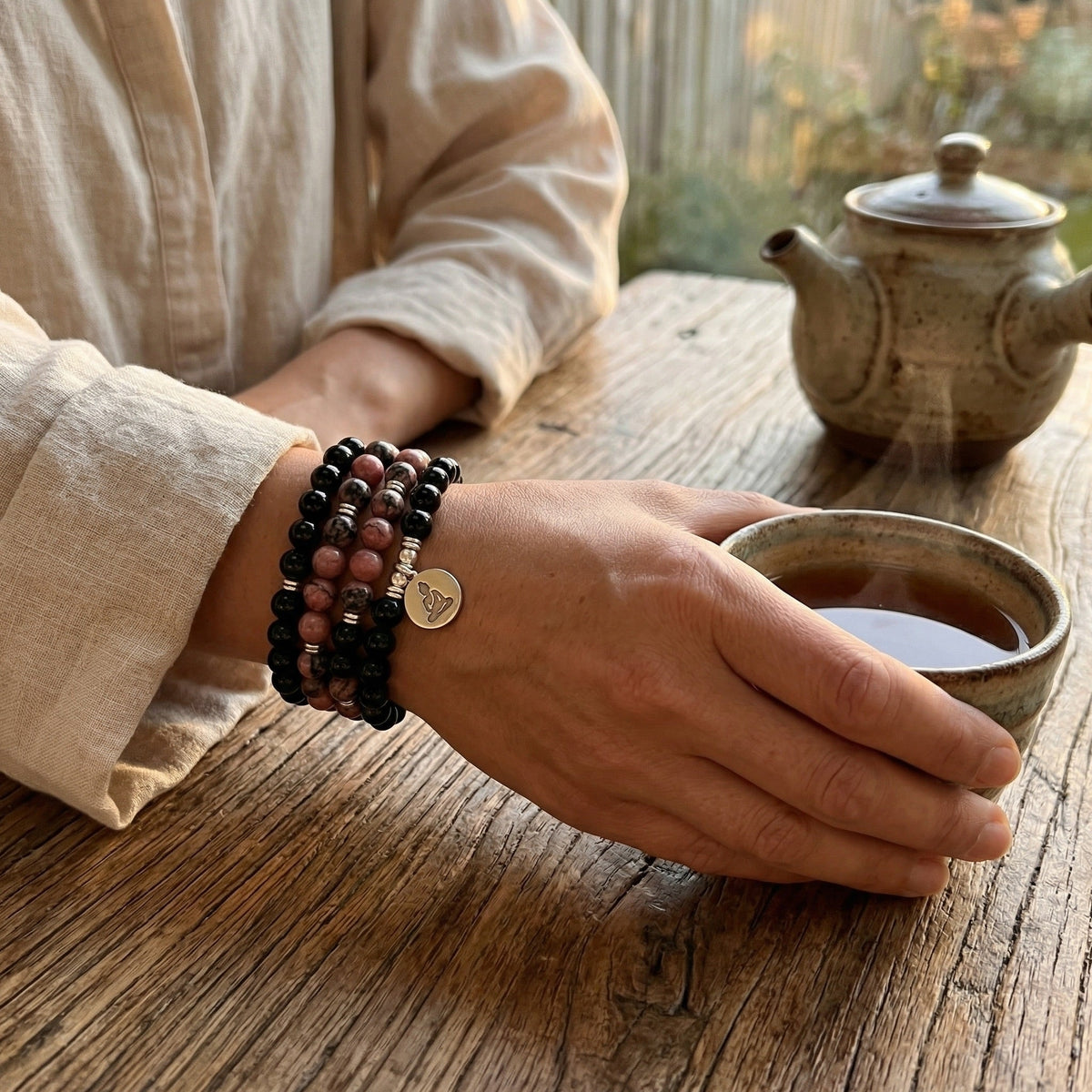 Tibetan mala bracelet in rhodonite and onyx beads, engraved pendant, Gyalsen model