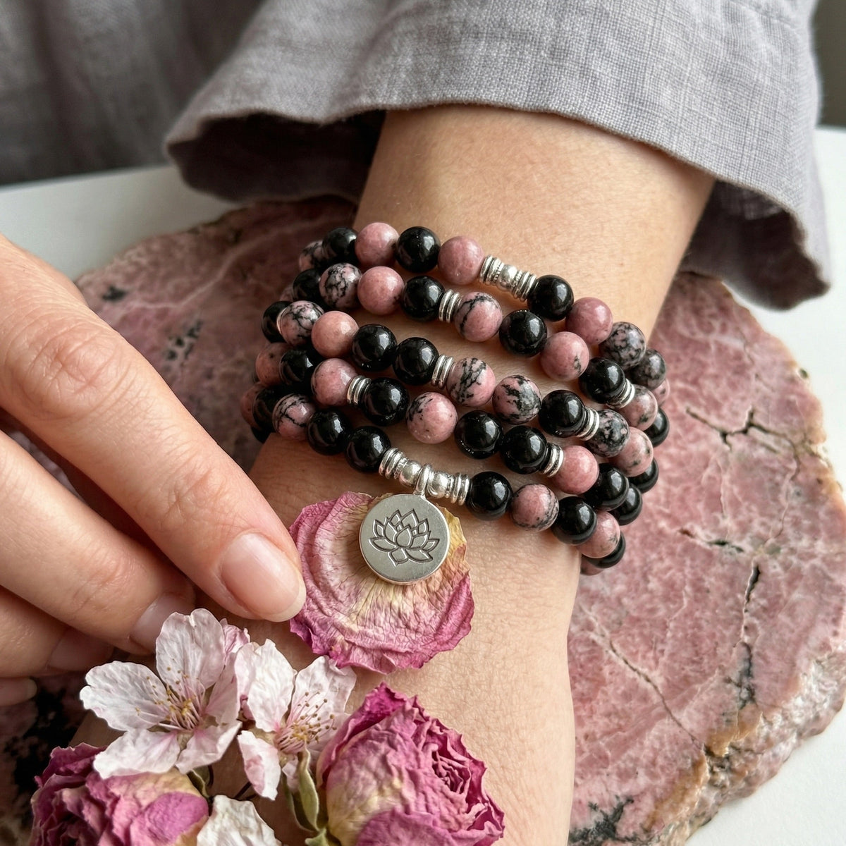 Tibetan mala bracelet in rhodonite and onyx beads, engraved pendant, Gyalsen model