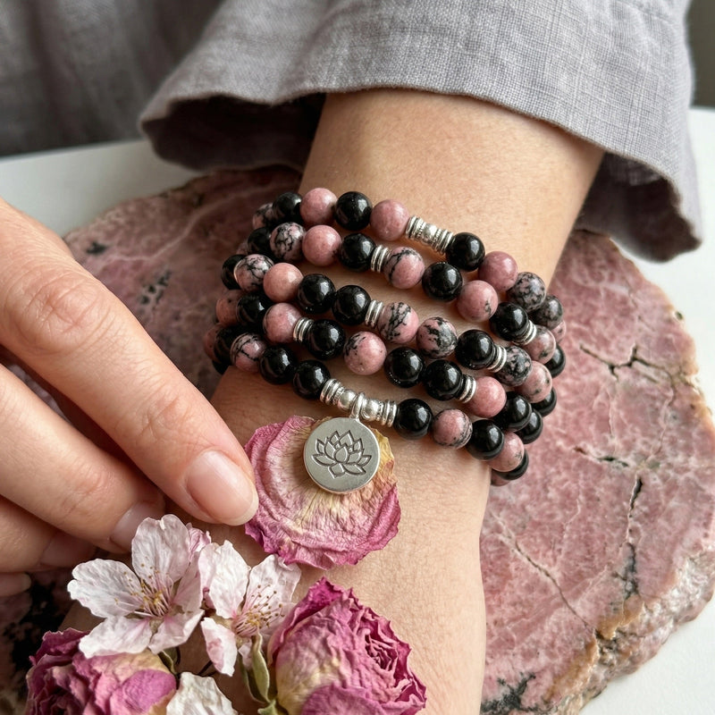 Bracelet mâla tibétain en perles de rhodonite et onyx, bijou zen pour la méditation, accessoire d'équilibre énergétique, modèle Gyalsen