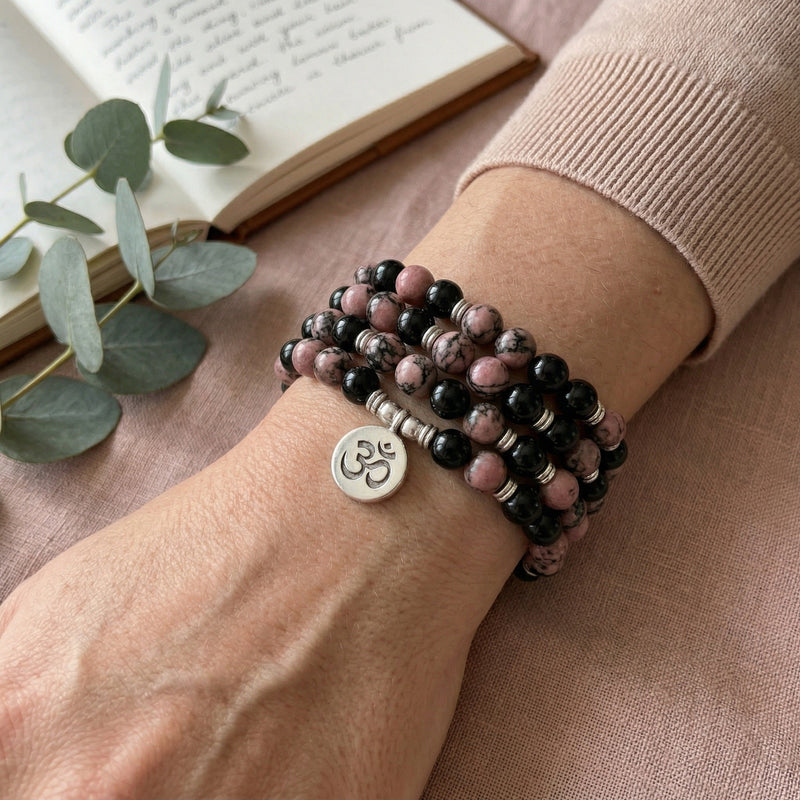 Bracelet mâla tibétain en perles de rhodonite et onyx, bijou zen pour la méditation, accessoire d'équilibre énergétique, modèle Gyalsen