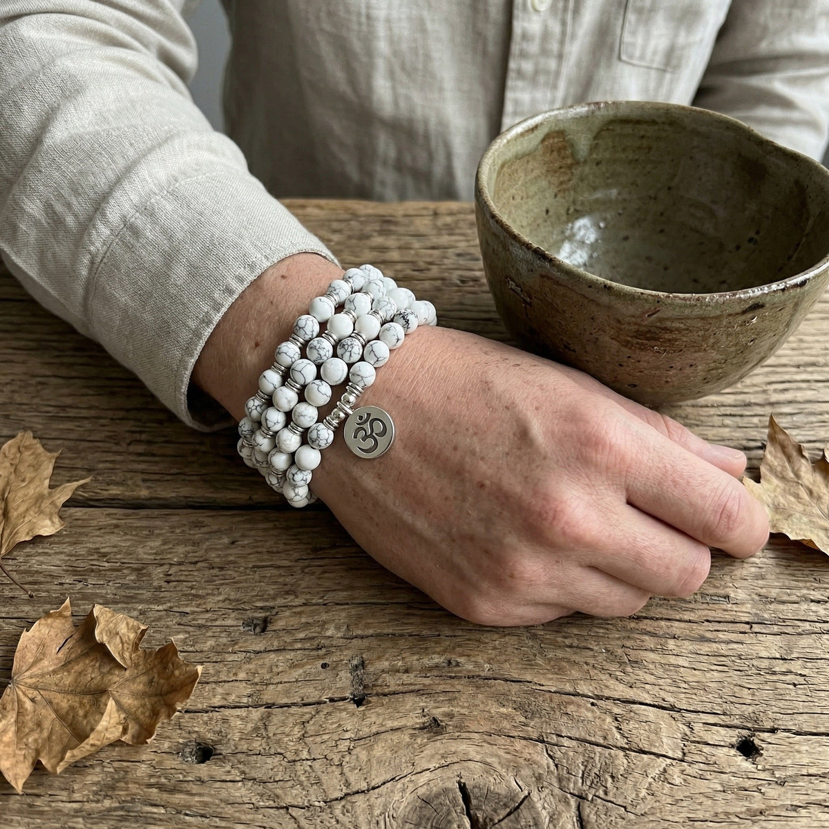 Bracelet Mala triple rang en Howlite, pendentif gravé, élastique, bijou de méditation, modèle Chewa