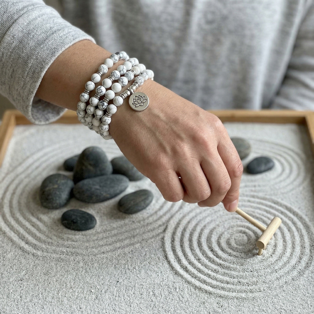 Bracelet Mala triple rang en Howlite, pendentif gravé, élastique, bijou de méditation, modèle Chewa