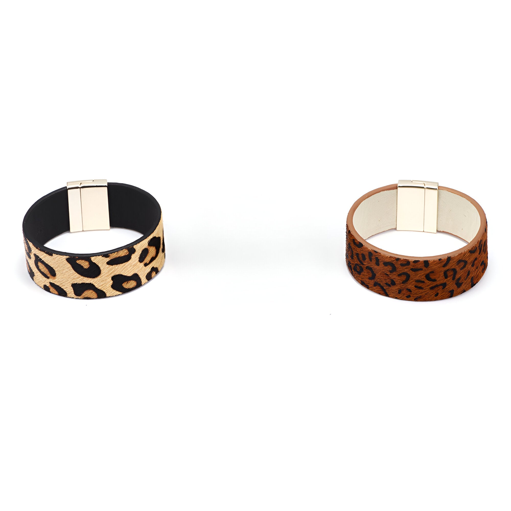 Bracelet manchette beige en cuir à motif léopard avec fermoir doré, modèle Liya .