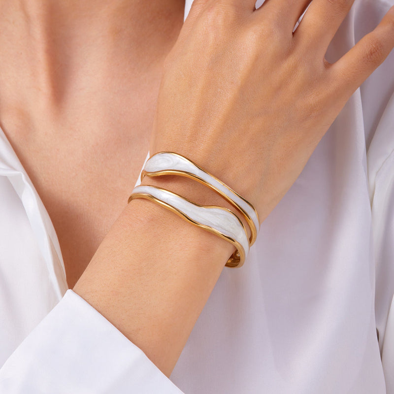 Brazalete tipo esclava dorado, con esmalte de colores, en acero inoxidable, modelo Ylena
