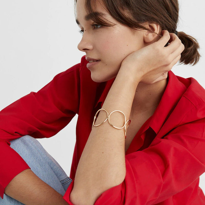 Brazalete dorado tipo manchette, calado con diseño geométrico, de acero inoxidable, modelo Azelys