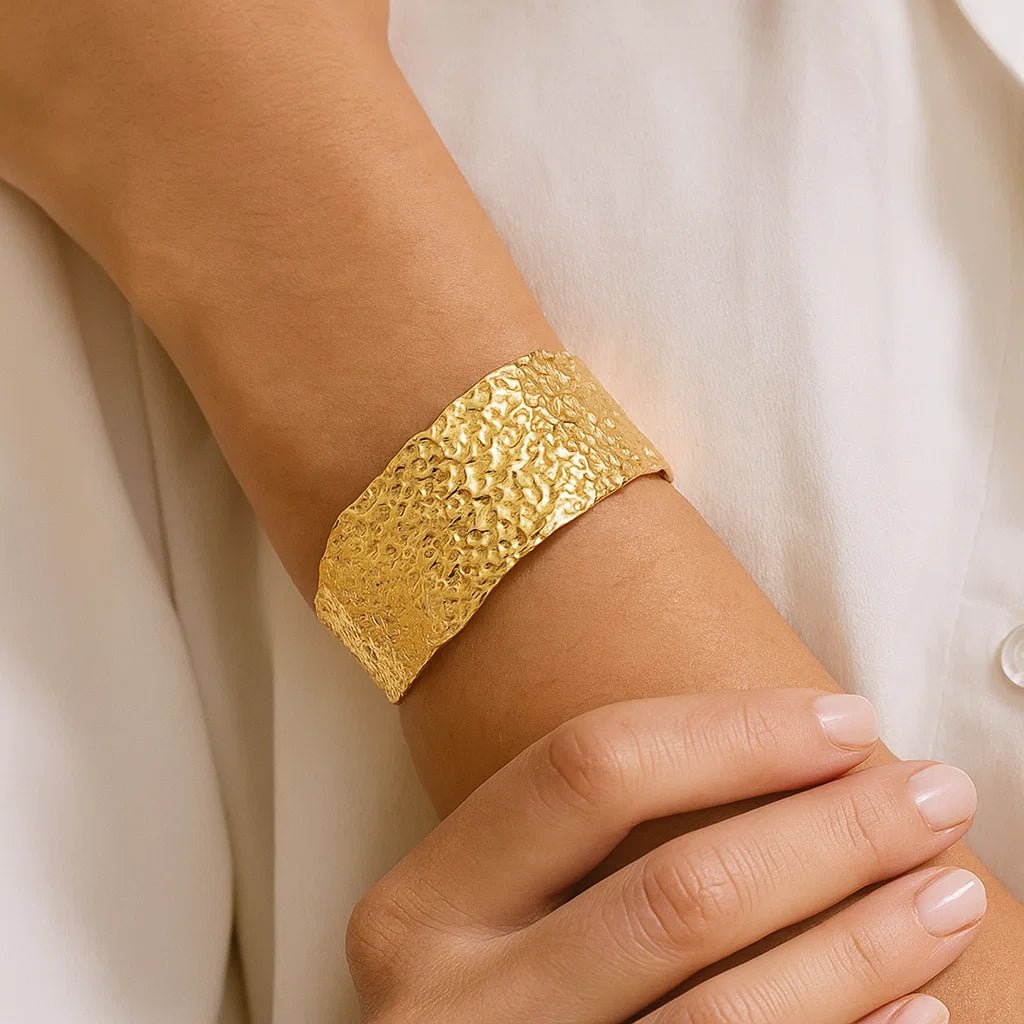 Bracelet manchette doré, chic effet texturé, en acier inoxydable, modèle Myris - La Boutique du Bracelet