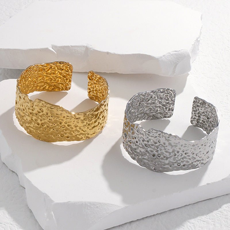 Bracelet manchette doré, chic effet texturé, en acier inoxydable, modèle Myris - La Boutique du Bracelet