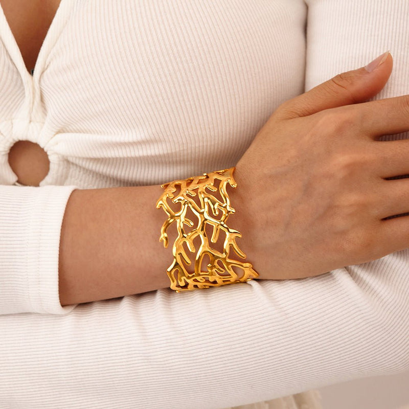 Brazalete dorado tipo manchette, diseño coral orgánico, en acero inoxidable, modelo Evania