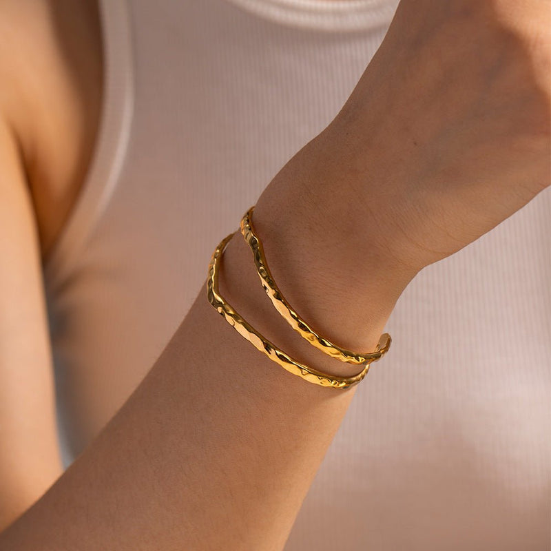 Brazalete dorado tipo manchette, doble hilera martillada de moda, en acero inoxidable, modelo Thalira
