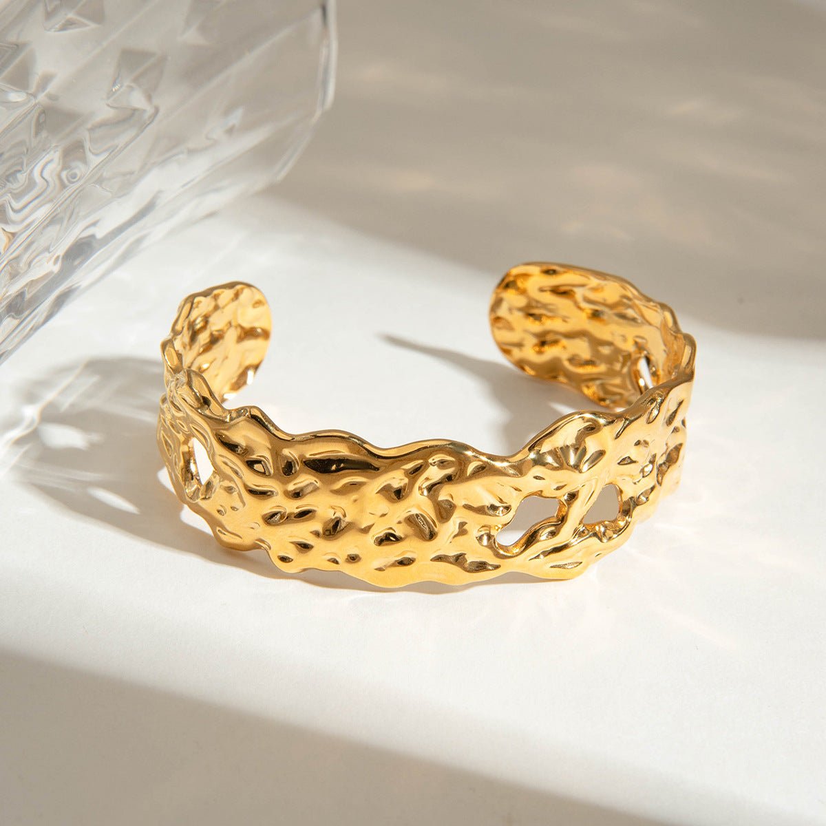 Bracelet manchette doré, effet martelé ajouré, en acier inoxydable, modèle Kaëna - La Boutique du Bracelet