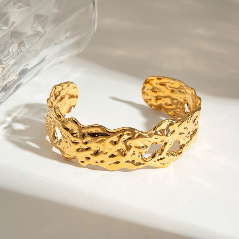 Bracelet manchette doré, effet martelé ajouré, en acier inoxydable, modèle Kaëna - La Boutique du Bracelet