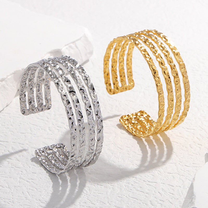 Bracelet manchette doré, effet martelé texturé, en acier inoxydable, modèle Oris - La Boutique du Bracelet