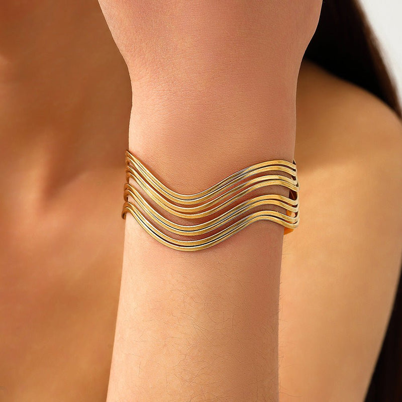 Pulsera tipo brazalete dorada, efecto ondulado de varias filas, en acero inoxidable, modelo Rhyssa