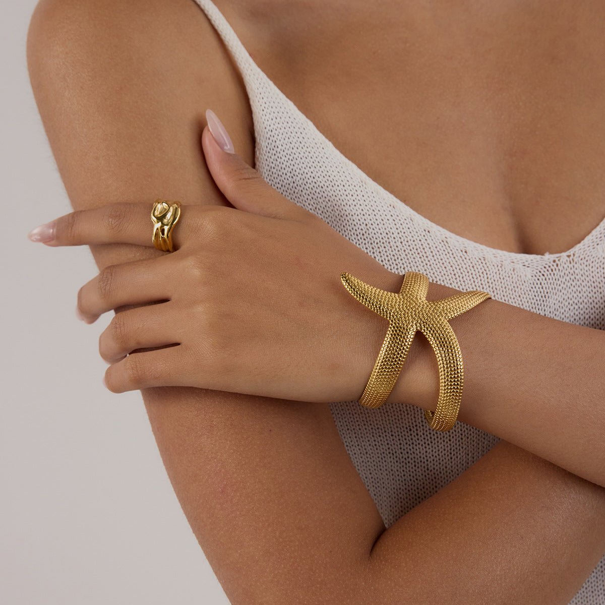 Bracelet manchette doré, étoile de mer, en acier inoxydable, modèle Soryla - La Boutique du Bracelet