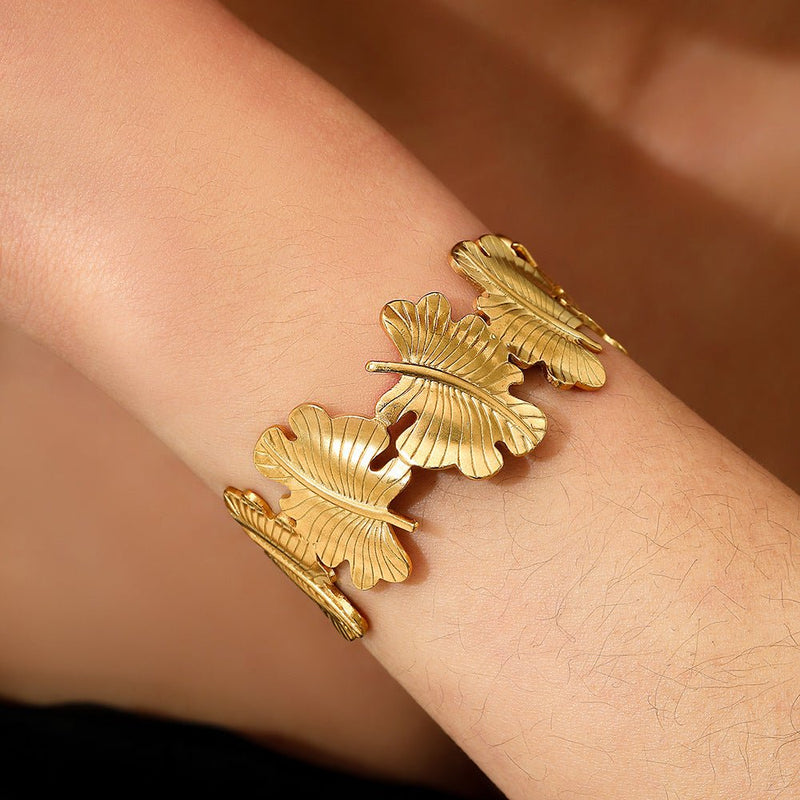 Brazalete dorado tipo manchette, hojas de monstera, en acero inoxidable, modelo Omelya