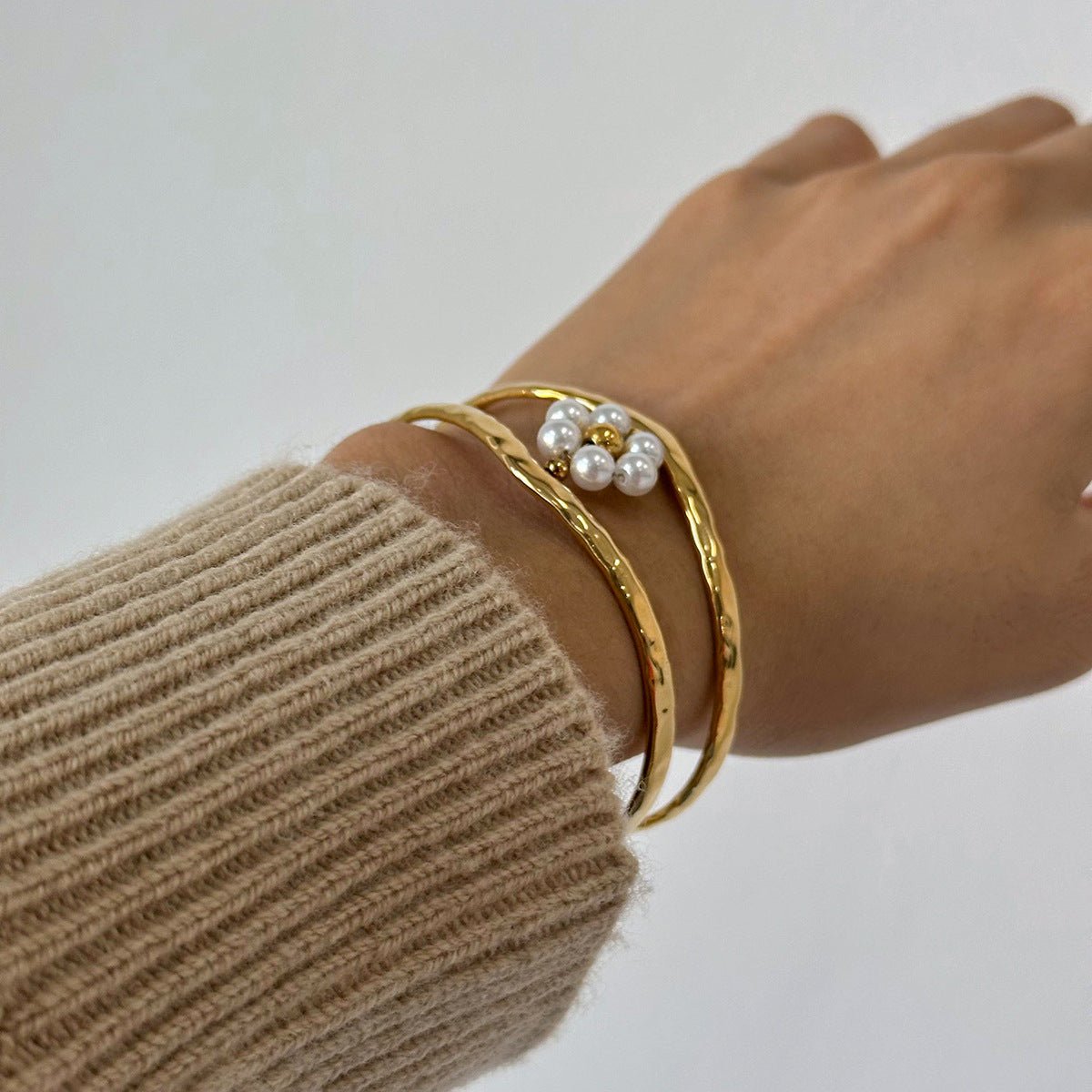 Bracelet manchette doré, fleur en perles blanches, en acier inoxydable, modèle Nelyra - La Boutique du Bracelet