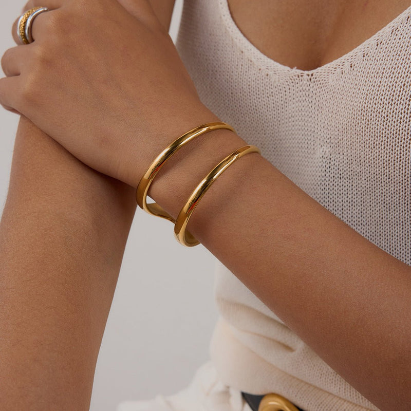 Brazalete dorado tipo manchette, geométrico moderno, de titanio, modelo Elaris